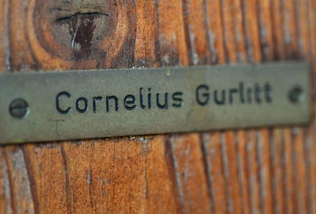 Uzraksts uz Kornēliusa Gurlita durvīm. Foto: AFP/LETA