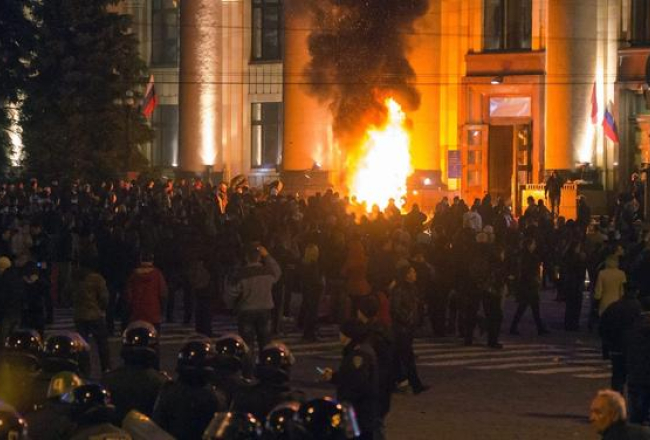 Separātisti naktī pie Harkovas apgabala administrācijas ēkas dedzināja riepas. Foto: EPA/LETA