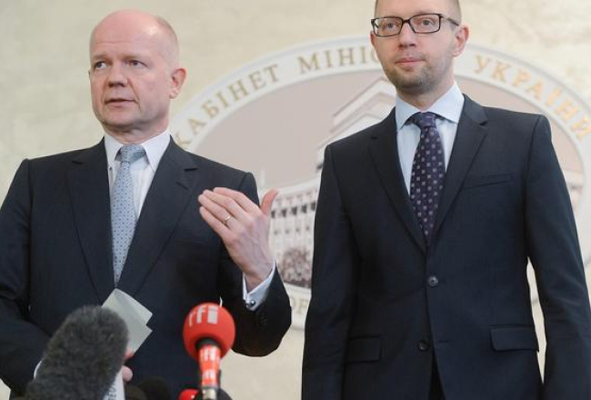 Britu ārlietu ministrs Viljams Heigs (no kreisās) un Ukrainas premjerministrs Arsēnijs Jaceņuks tikšanās laikā Kijevā. Foto: EPA/LETA