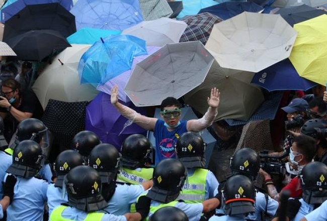 Demonstranti pret policiju Honkongā. Foto: AFP/LETA