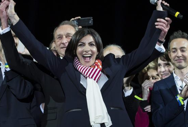Anna Idalgo priecājas par sociālistu uzvaru Parīzē. Foto: EPA/LETA
