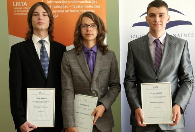 Latvijas skolēnu komandas pārstāvji - Aleksejs Popovs (no kreisās), Ingus Jānis Pretkalniņš un Kristaps Čivkulis apbalvošanas ceremonijas laikā par piedalīšanos 26.pasaules informātikas olimpiādē Taivānā. Viņi Vispasaules skolēnu informātikas olimpiādē ieguva trīs sudraba medaļas. Foto: Ieva Čīka, LETA