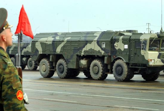 Krievijas ballistiskās raķetes "Iskander" tiek demonstrētas parādē Maskavā. Foto: AFP/LETA