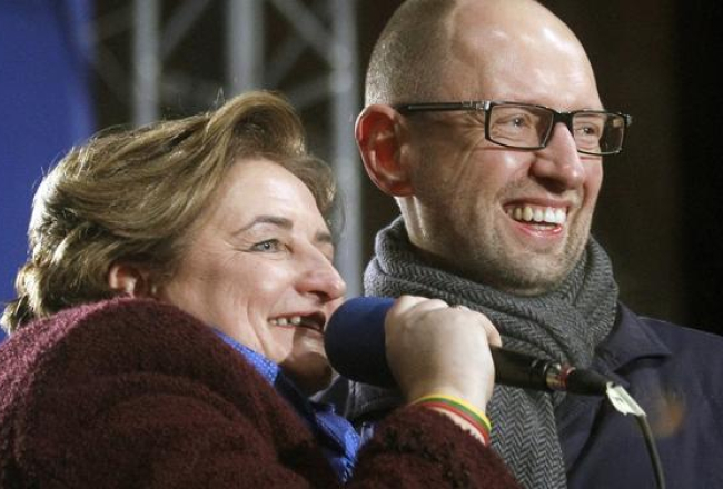 Arsēnijs Jaceņuks (no labās) kopā ar Lietuvas Seima spīkeri Loretu Graužinieni pērnā gada nogalē Maidanā. Foto: EPA/LETA