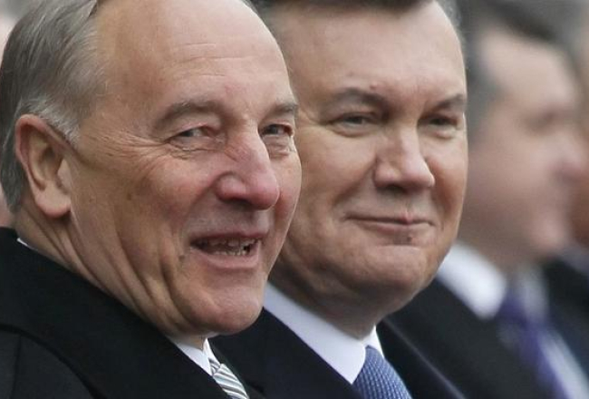 Pirms gada 13.martā. Kijevā oficiālā vizītē ieradies Latvijas prezidents Andris Bērziņš (pa kreisi). Blakus nu jau gāztais prezidents Viktors Janukovičs. Foto: EPA/LETA
