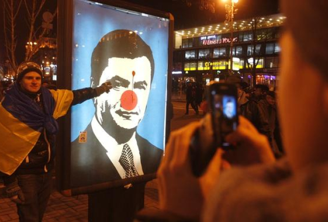 Viktora Janukoviča portrets vēl neizpostīta Maidanā. Foto: AFP/LETA