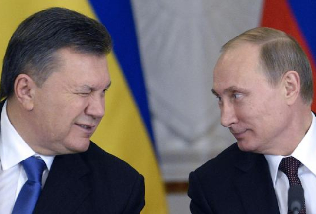 Pagājušā gad 17.decembris. Ukrainas prezidents Viktors Janukovičs miedz ar aci tikšanās laikā Krievijas prezidentam Vladimiram Putinam. Foto: AFP/LETA