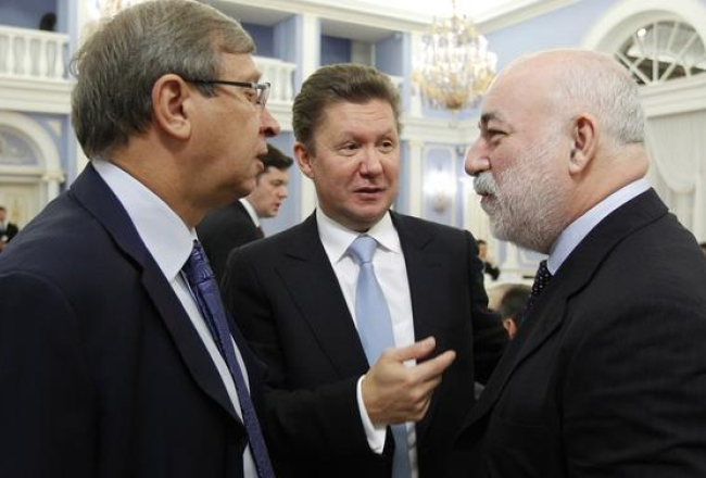 Vladimirs Jevtušenkovs (no kreisās), kurš izrādījis interesei par "Lattelecom" valsts daļām, sarunā ar citiem Krievijas miljonāriem - "Gazprom" šefu Alekseju Milleru un Skolkovas augsto tehnoloģiju inovāciju centra prezidentu Viktoru Vekselbergu. Foto: ITAR-TASS/LETA