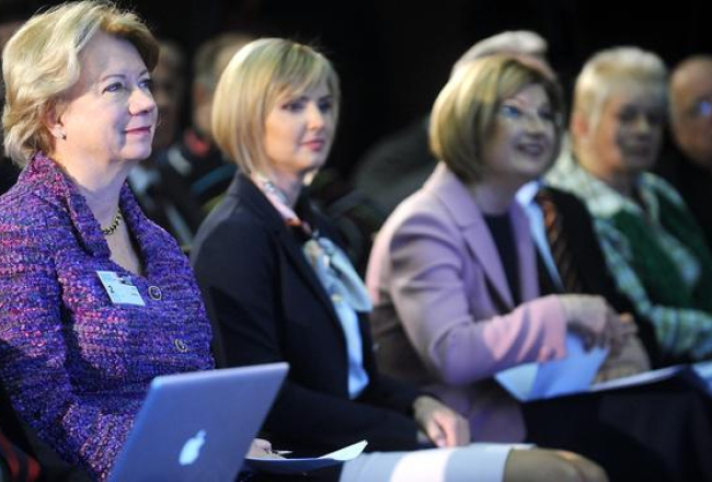 Finansiste Ilze Jurkāne (no kreisās), biedrības dibinātājas Diāna Novicka un bijusī valsts kontroliere Inguna Sudraba piedalās Sudrabas dibinātās tautas kustības "No sirds Latvijai!" biedru sanāksmē. Foto: Ieva Lūka, LETA