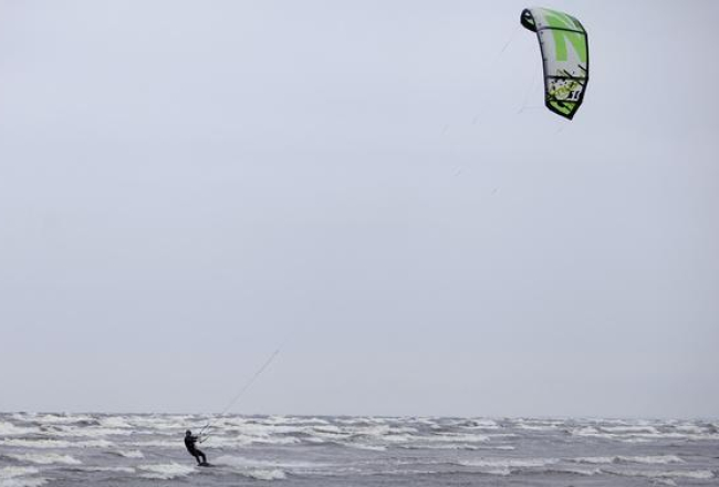 Kaitbordists Dzintaru pludmalē. Foto: Edijs Pālens, LETA