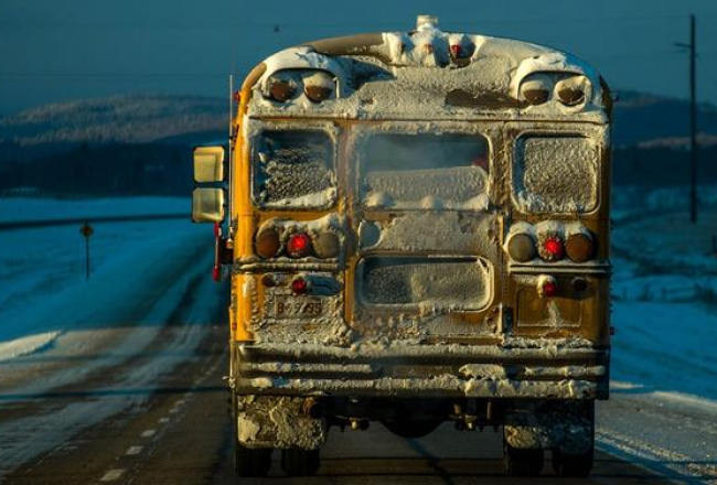 Mīnus 25 grādos nosarmojis Kanādas skolas autobuss ceļā. Foto: AFP/LETA