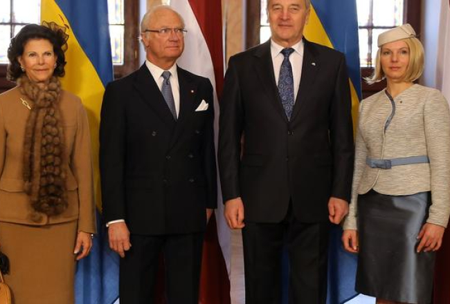 Latvijas Valsts prezidents Andris Bērziņš ar kundzi Daci Seisumu (no labās), Zviedrijas karalis Kārlis XVI Gustavs un karaliene Silvija oficiālās fotografēšanās laikā Melngalvju namā. Foto: Evija Trifanova, LETA
