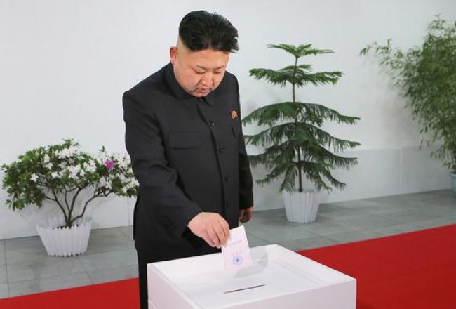 Ziemeļkorejas līderis Kims Čenuns balso. Foto: EPA/LETA