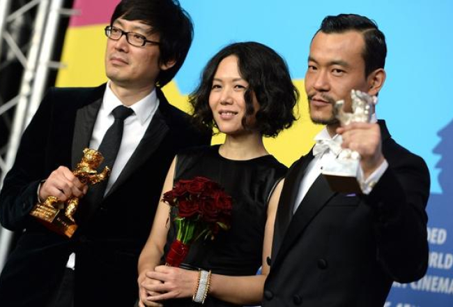 Ķīniešu režisors Diao Jiņaņs, producente Vivian Ku un aktieris Liao Faņs ar balvām. Foto: EPA/LETA