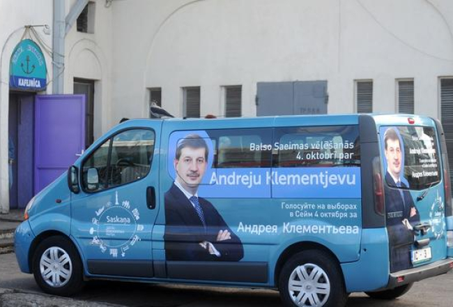 Mikroautobuss ar partijas "Saskaņa" līdera Andreja Klementjeva politisko reklāmu pirms Saeimas vēlēšanām. Foto: Ieva Lūka, LETA