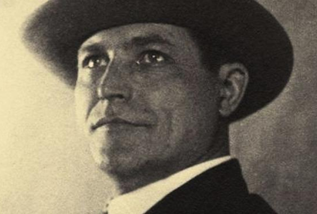 Gustavs Klucis 1937.gadā Maskavā. Publicitātes foto