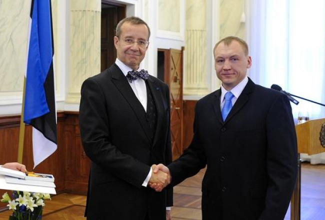 Attēlā redzams tagad nolaupītais Igaunijas Drošības policijas darbinieks Estons Kohvers (pa labi) pirms četriem gadiem tikšanās brīdī ar Igaunijas prezidentu Tomasu Hendriku Ilvesu. Foto: AFP/LETA