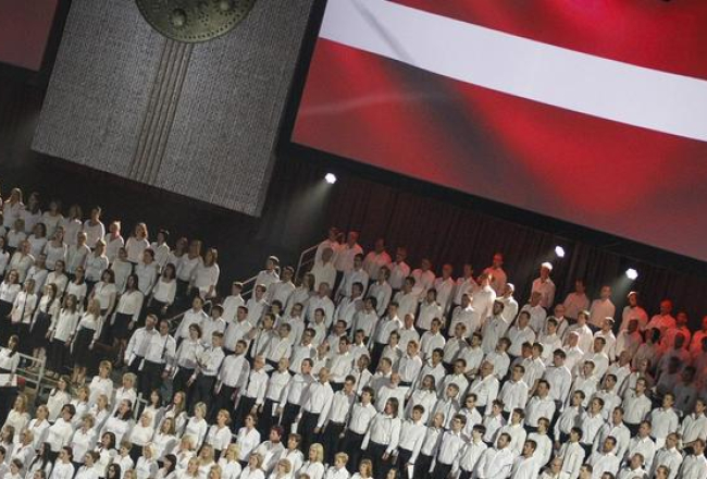 Skats no Pasaules koru olimpiādes atklāšanas ceremonijas ar Latvijas valsts karogu. Foto: Emīls Desjatņikovs, F64