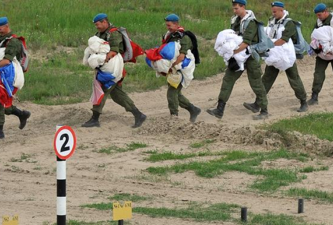 Krievijas desantnieki mācībās. Foto: ITAR-TASS/LETA