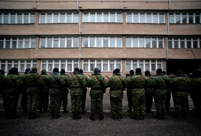 Krima. Simfereopole. Prokrieviskie militāristi pulcējas. Foto: AFP/LETA