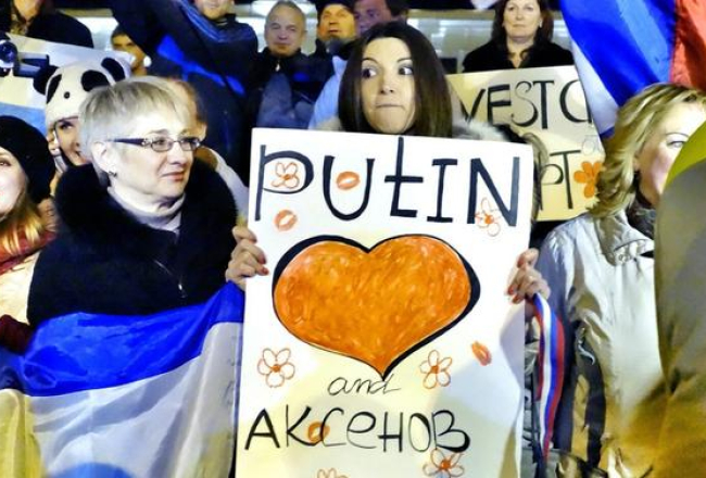 Krimas iedzīvotāji Ļeņina laukumā priecājas par Krievijas aneksiju. Foto: EPA/LETA