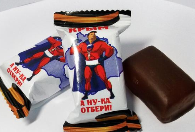 Krievijas saldumu ražotāji pacentušies - saražotas konfektes ar uzrakstu "Krima - a nu ka atņem!". Foto: EPA/LETA