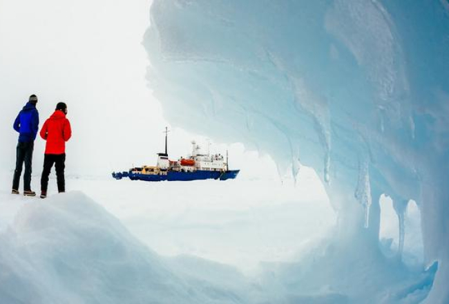 Antarktikas ledājos iesalušais Krievijas kuģis "Akademik Shokalskiy". Foto: AFP/LETA