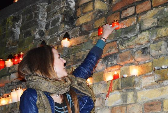 Lāčplēša dienā pie Rīgas pils mūra pērn. Foto: Inga Nestere, F64