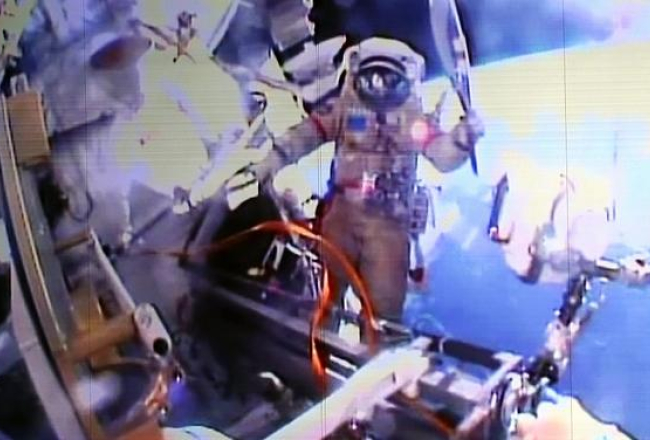 Foto no Sočiem būs ierobežoti tāpat kā ar olimpiskās lāpas ceļošanu kosmosā. Te redzams kosmonauts Oļegs Kotovs ar neaizdegtu lāpu kosmosa kuģī. Foto: EPA/LETA