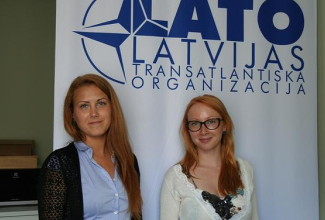 Katrīna Allikas, LATO ģenerālsekretāre (no labās) un Līna Kārkliņa, LATO projektu vadītāja. Foto: Lāsma Gaile