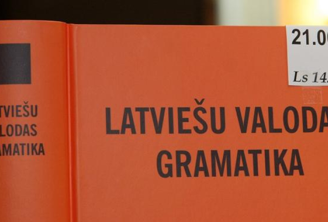 Latvijas Universitātes Latviešu valodas institūta izdevums "Latviešu valodas gramatika". Foto: Edijs Pālens, LETA