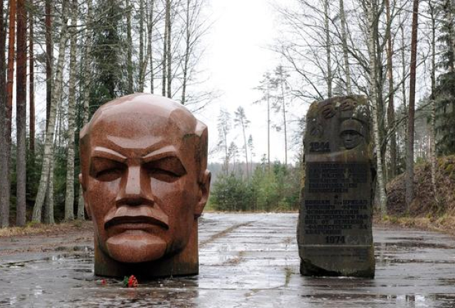 Padomju laika pieminekļi - revolūcijas organizatora Ļeņina galva kādreiz atradusies Alūksnē. Foto: Lita Krone, LETA