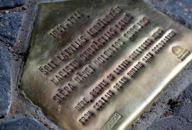 Piemiņas zīme pie nama Brīvības bulvārī 32, kur no 1941.līdz 1944.gadam tika slēpti režīma vajātie ebreji. Foto Evija Trifanova, LETA