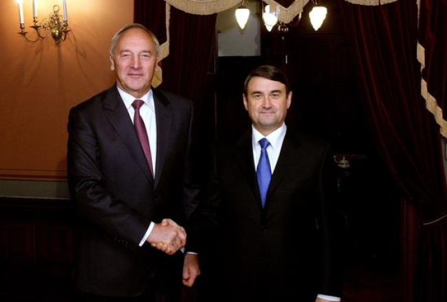 Valsts prezidents Andris Bērziņš (no kreisās) un Vladimira Putina palīgs Igors Levitins. Foto: Toms Kalniņš, Valsts prezidenta kanceleja