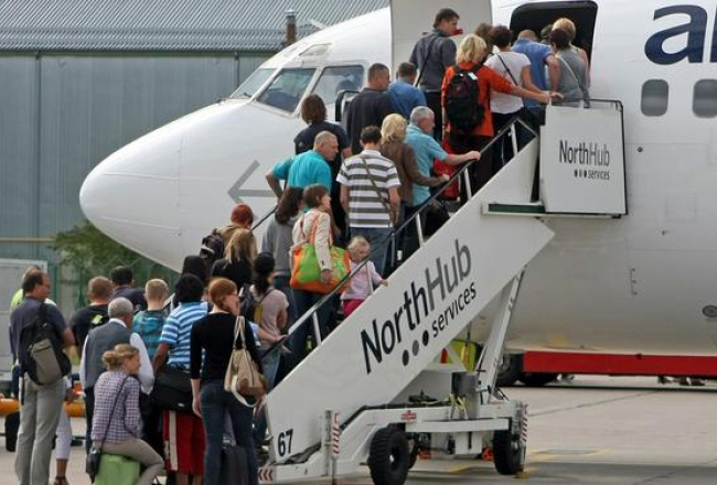 Cilvēki iekāpj "airBaltic" lidmašīnā. Foto: Edijs Pālens, LETA