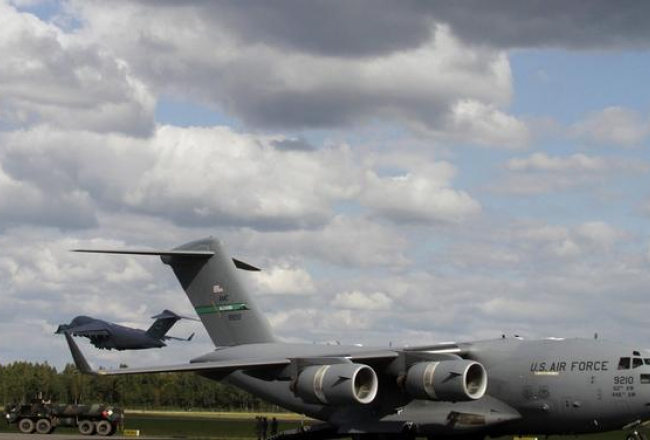 Lielvārdes lidlaukā septembra sākumā nolaidusies ASV militārā lidmašīna NATO mācību ietvaros. Foto: EPA/LETA