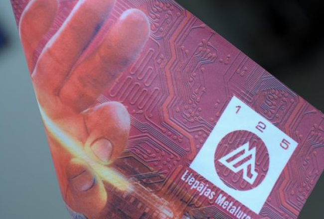 Karodziņš ar "Liepājas metalurga" logo. Foto: Ieva Lūka, LETA
