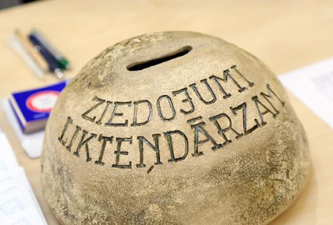Ziedojumi Likteņdārzam. Foto: Evija Trifanova, LETA
