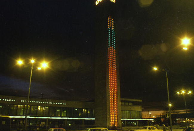 Jānis Krievs. Rīgas Centrālās dzelzceļa stacijas pulksteņa tornis ar daudzprogrammu sinhronu gaismas sistēmu. 1980. gads