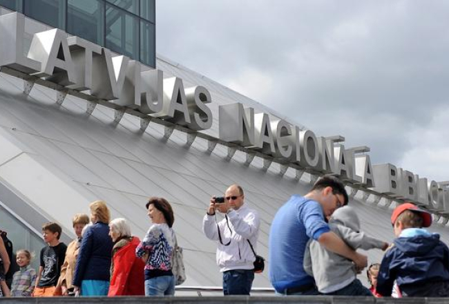 Apmeklētāji pie Nacionālās bibliotēkas. Foto: Ieva Lūka, LETA