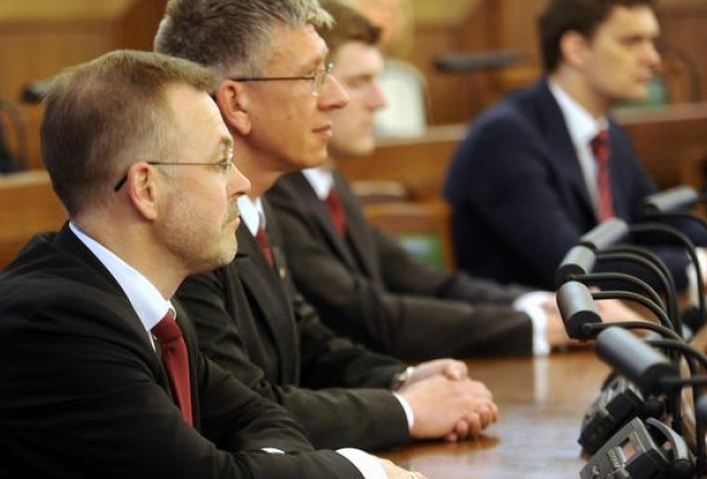 Likumgrozījumu virzītājs Andrejs Judins (centrā) Saeimas sēdē kopā ar "Vienotības" partijas biedru Alekseju Loskutovu (priekšplānā). Foto: Edijs Pālens, LETA