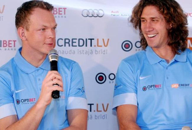 Pludmales volejbolisti Jānis Šmēdiņš (no kreisās) un Aleksandrs Samoilovs. Foto: Edijs Pālens, LETA