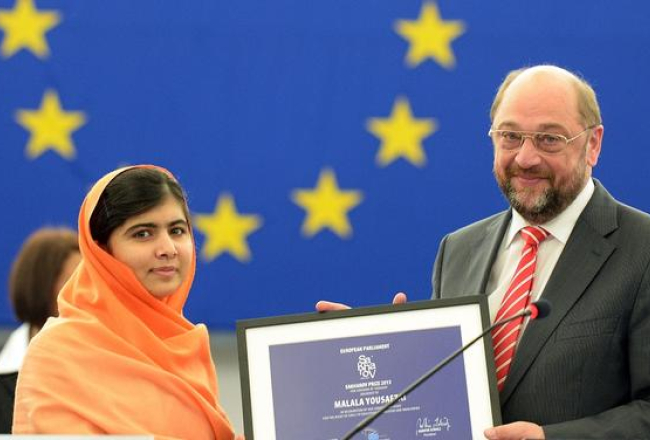 Malala Jusafzai kopā ar EP spīkeru Martinu Šulcu, saņemot Saharova balvu. Foto: AFP/LETA