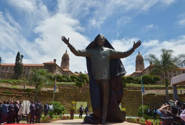 Nelsonam Mandelam Pretorijā atklātais 9 metrus augstais piemineklis. Foto: AFP/LETA