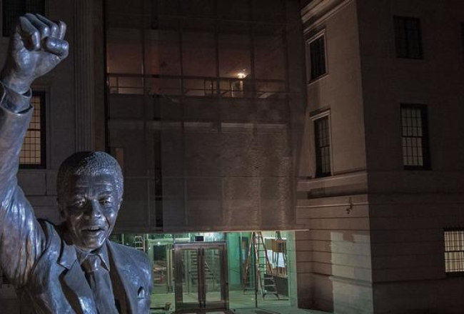 Mandelas statuja pie Dienvidāfrikas vēstniecības Vašingtonā, ASV. Foto: LETA-AFP.
