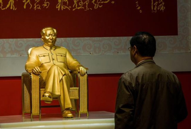 Mao Dzeduna zelta statuja, ko ķīnieši uztaisījuši vadoņa jubilejai par godu. Foto: AFP/LETA