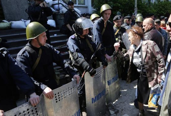 Pirms pāris dienām pie Mariupoles adminstrācijas ēkas. Ukrainas miliči apsargā ēku no prokrieviskajiem separātistiem. Foto: AFP/LETA