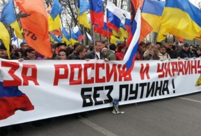 Maskavā notiekošā protesta mītiņa galvenais plakāts vēsta: "Par Krieviju un Ukrainu brīvu bez Putina!" Ekrānšāviņš no Newsru