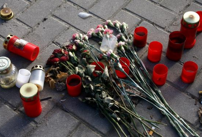 Pie sabrukušā lielveikala Zolitūdē joprojām gulst ziedi bojāgājušo piemiņai. Foto: Zilgma Kukle, LETA