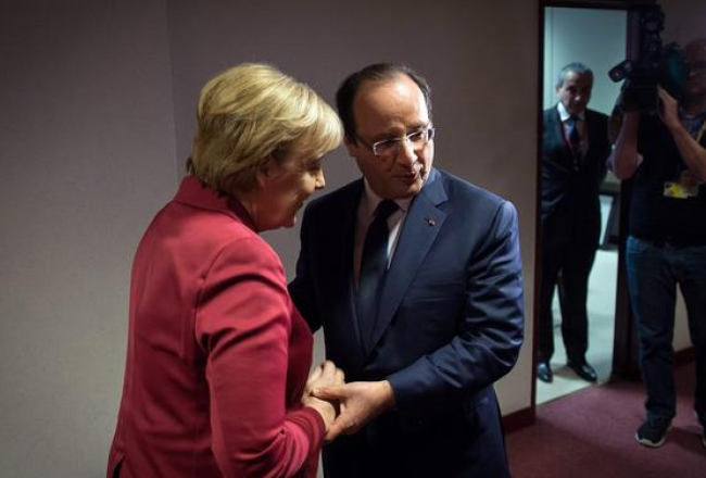 Vācijas kanclere Angela Merkele tiekas ar Francijas prezidentu Fransuā Olandu. Foto: EPA/LETA